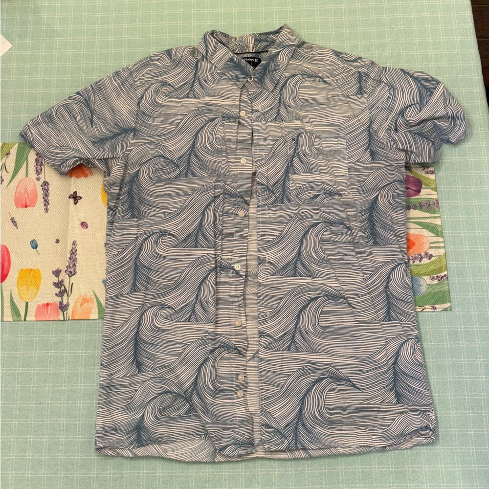 Hurley Size Large Blue Wave Pattern Men's Shirt